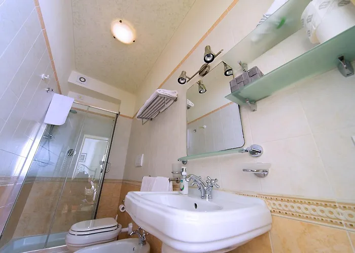 Residenze L'uncinaia House Alojamento de Acomodação e Pequeno-almoço 4*